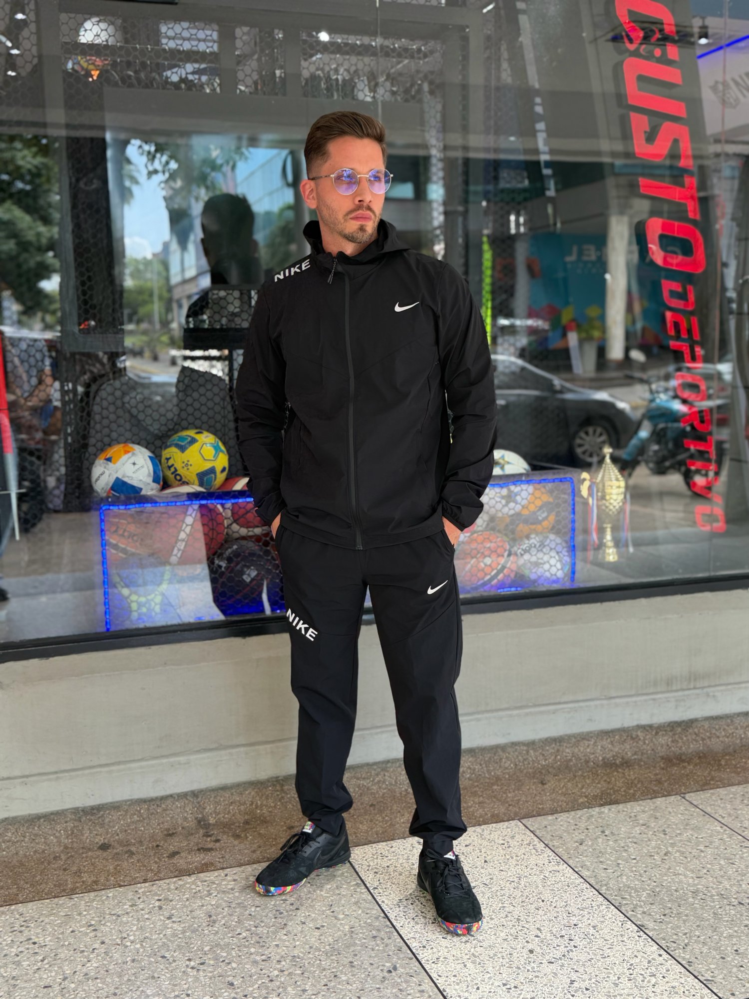 Conjunto cortaviento Nike negro